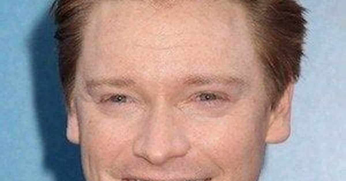 Calum Worthy Bio, Wiki, Age, Family, Girlfriend, Movies, Tv Shows and Net Worth
