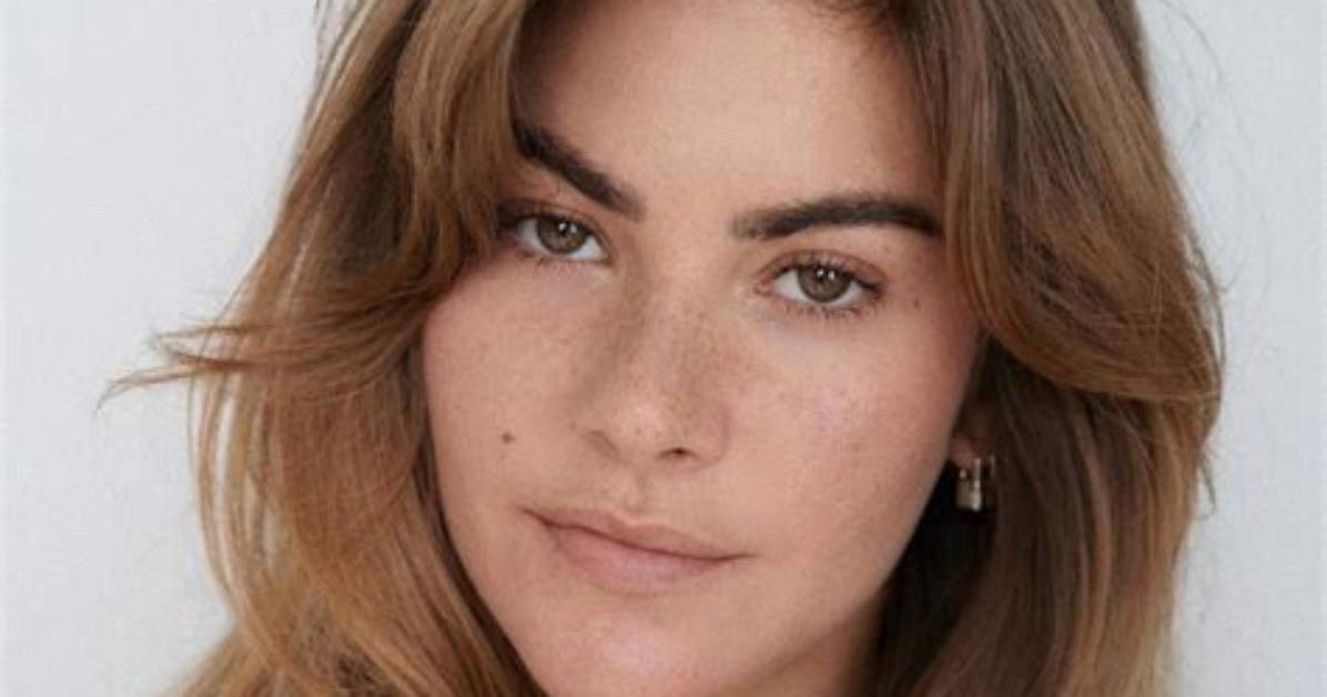 Clara Berry Wiki, Age, Bio, Son, Kj Apa Girlfriend, Dating, Height, Net Worth, Instagram