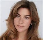Clara Berry Wiki, Age, Bio, Son, Kj Apa Girlfriend, Dating, Height, Net Worth, Instagram