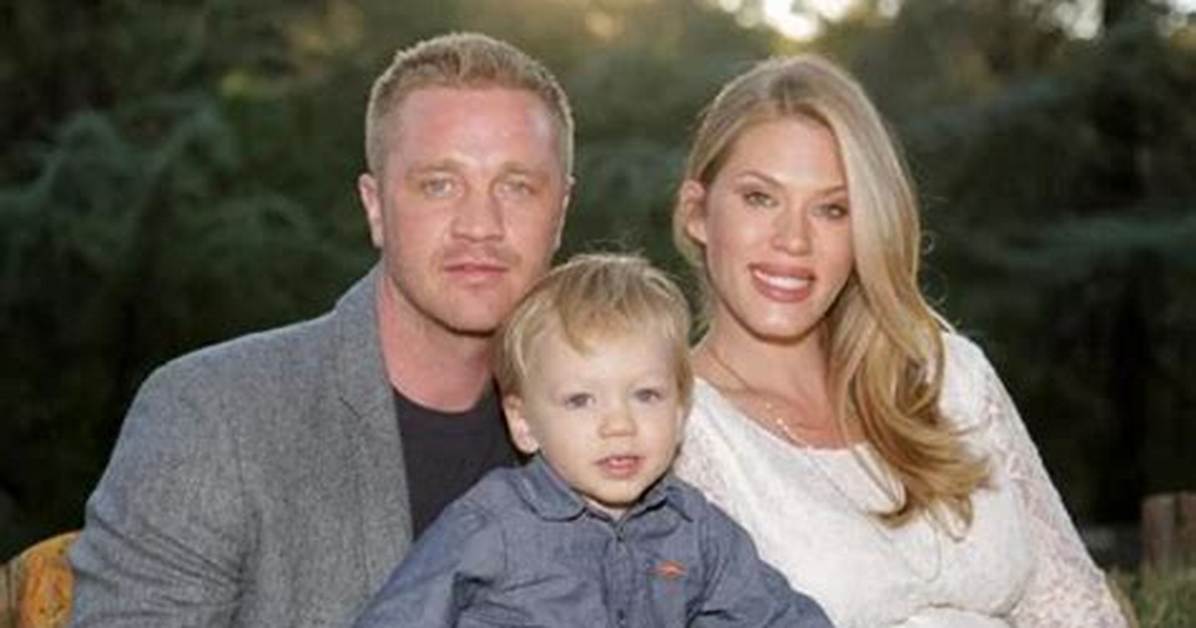 Devon Sawa: Wife, Net Worth, Tattoos, Smoking & Body Facts