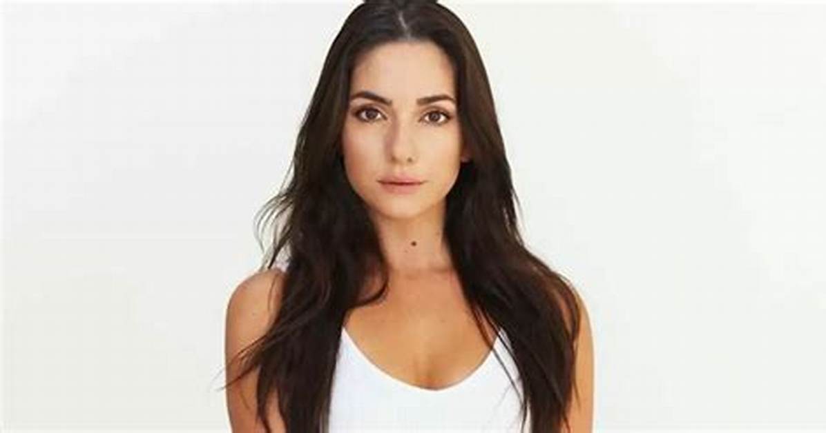 Does Paniz Zade Have a Wikipedia Bio, Dashing Home for Christmas Actress Age