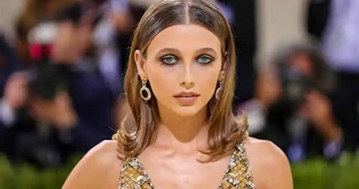Emma Chamberlain Age, Height, Boyfriend, Net Worth & Pictures
