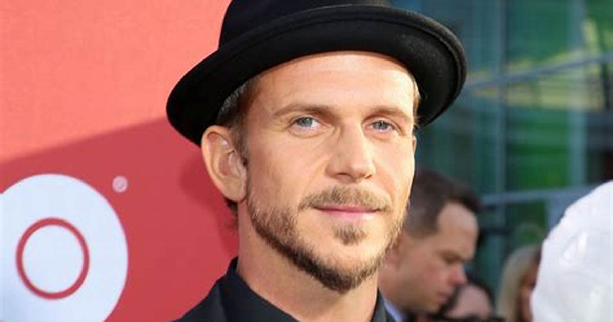 Gustaf Skarsg%C3%A5Rd Girlfriend Who Is Caroline Sj%C3%B6Str%C3%B6M 150. Jpg