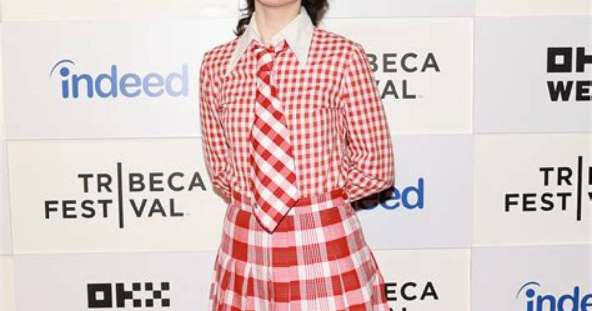 Is Sarah Sherman Gay? Age, Height, Net Worth