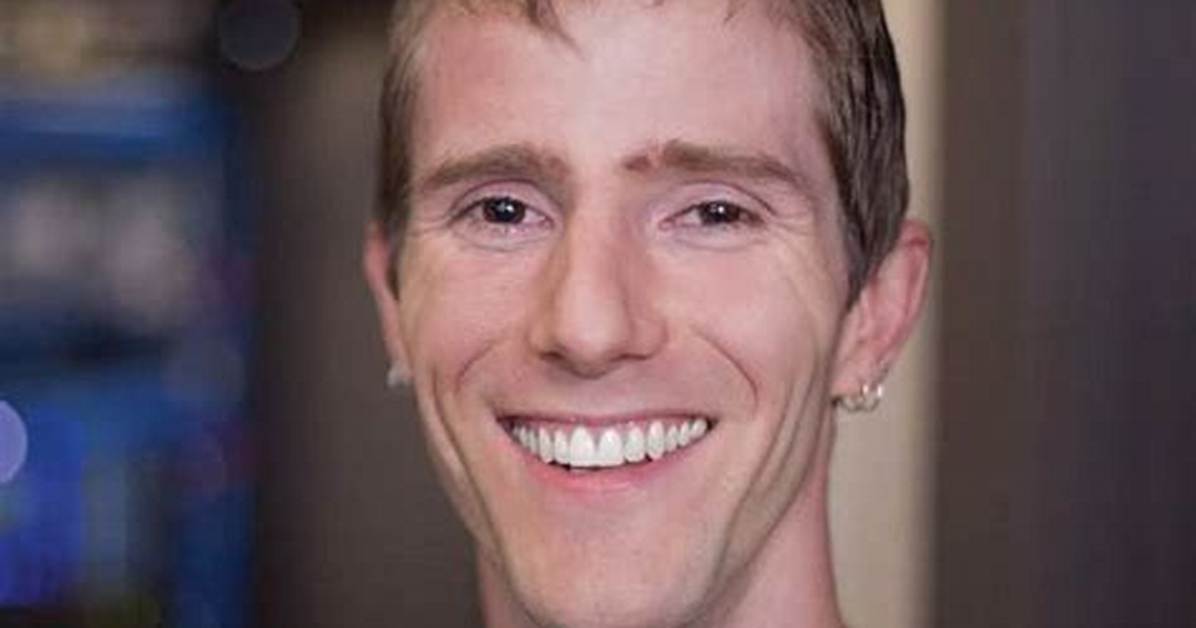 Linus Sebastian: Wife, Net Worth, Tattoos, Smoking & Body Facts