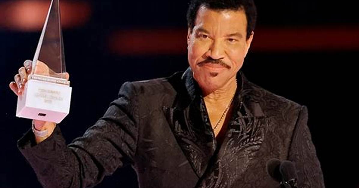 Lionel Richie Wins Ama Icon Award at the Amas as Stevie Wonder and Charlie Puth Sing Tribute