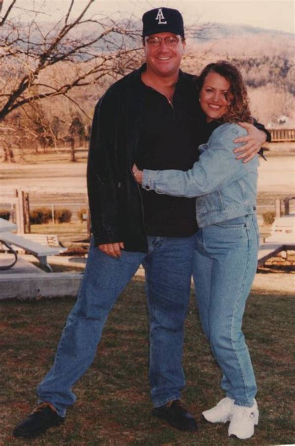 Lori Arnold Wikipedia: Who Is Tom Arnold’s Sister Lori – Is She Married?