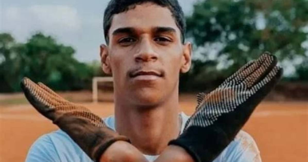 Luva De Pedreiro Football Influencer Viral on Tiktok and Instagram