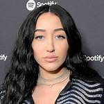Noah Cyrus- Wiki, Age, Ethnicity, Boyfriend, Height, Net Worth, Career (Biographygist)