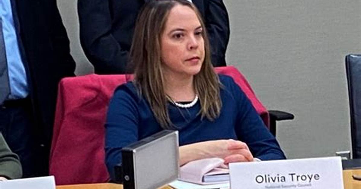 Olivia Troye Age, Facts, Husband, Net Worth, Job, Family, Education, Career, Party, Wiki, Size & Bio