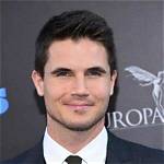 Robbie Amell Bio, Wiki, Age, Height, Wife, Brother, Cousin, Movies, and Net Worth.