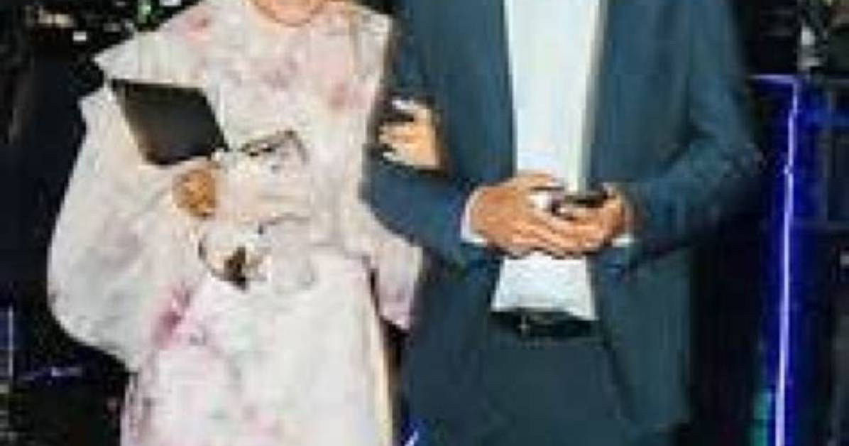 Robert Kirkman: Wife, Net Worth, Tattoos, Smoking & Body Facts
