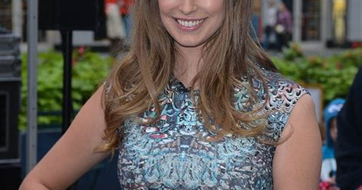 Robyn Lawley Bio: Career, Affair, Boyfriend & Net Worth