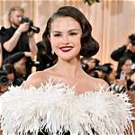 What’s up with Selena Gomez’s Chin Scar? Accident or Chin Implants?